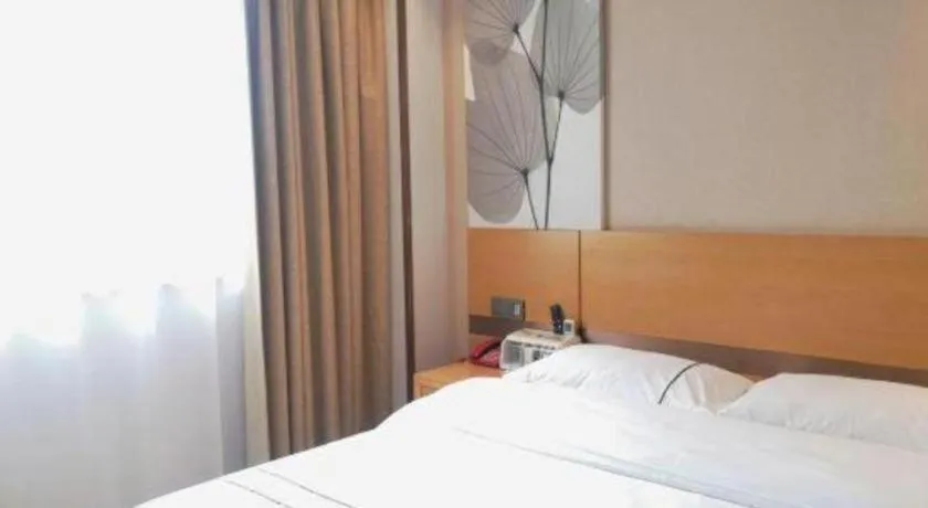 Bed in GreenTree Inn Express Shanghai Baoshan District Youyi Road Metro Station