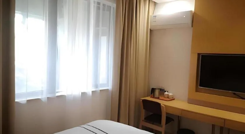 Bed in GreenTree Inn Express Shanghai Baoshan District Youyi Road Metro Station