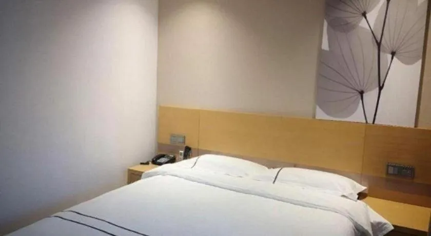 Bed in GreenTree Inn Express Shanghai Baoshan District Youyi Road Metro Station