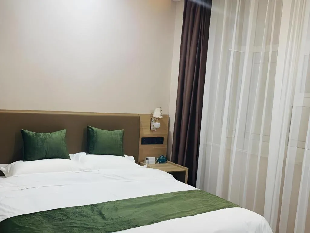 Bed in GreenTree Inn Express Xuzhou Pizhou Tiefu Town Bus station.