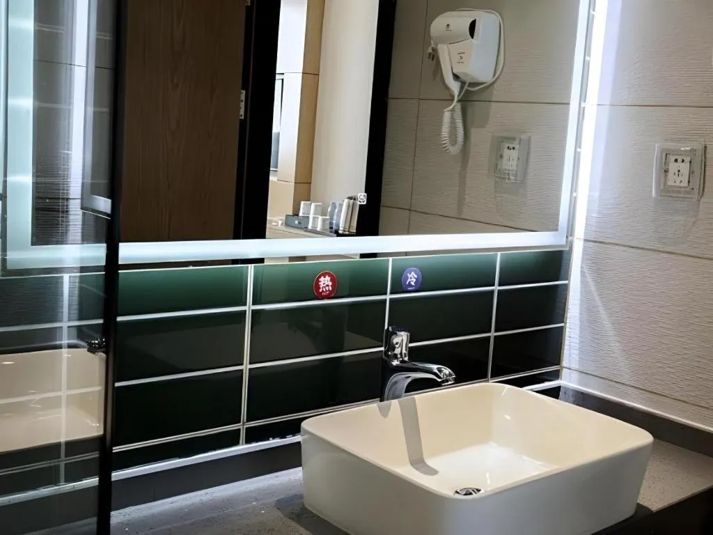 GreenTree Inn Express Yingtan Yujiang Railway Station