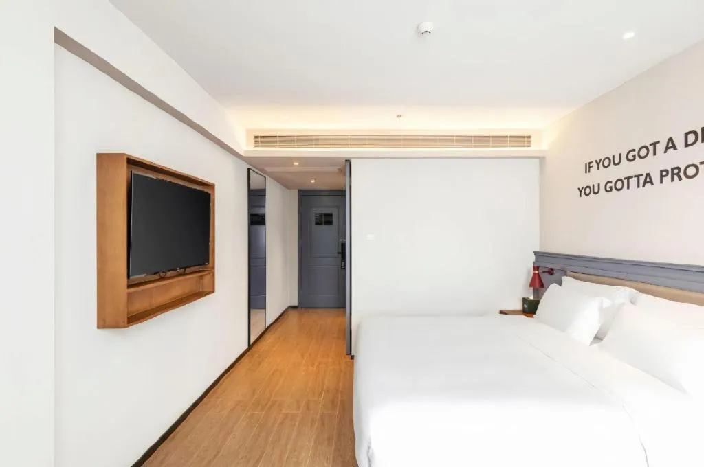 Bed in City Comfort Premier Hotel Wuhan Wangjiawan Hanyang Bus Station Metro Station