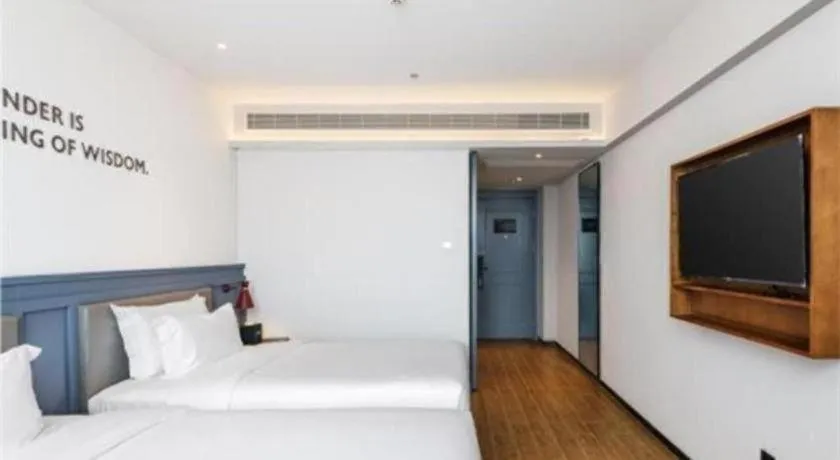Bed in City Comfort Premier Hotel Wuhan Wangjiawan Hanyang Bus Station Metro Station