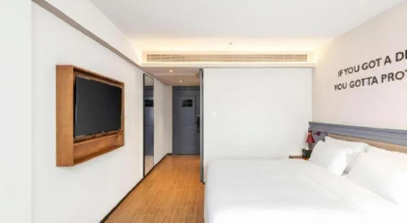 Bed in City Comfort Premier Hotel Wuhan Wangjiawan Hanyang Bus Station Metro Station