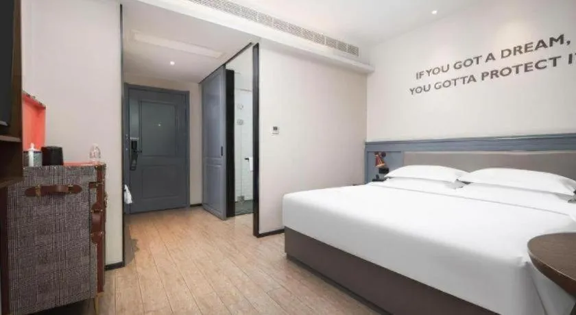 Bed in City Comfort Premier Hotel Wuhan Wangjiawan Hanyang Bus Station Metro Station