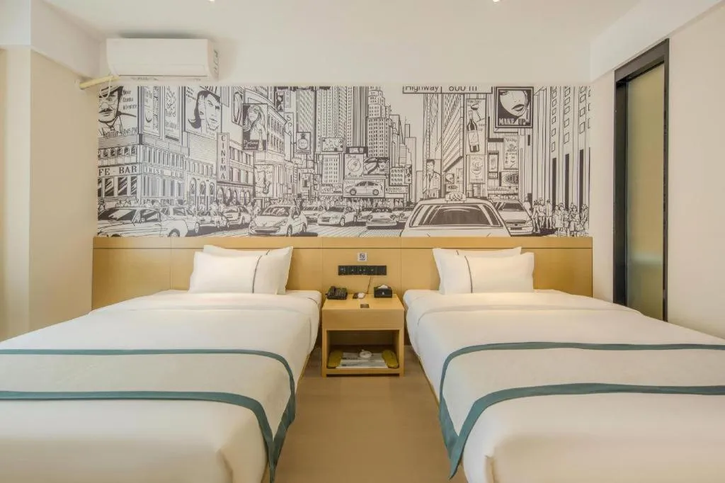 Bed in City Comfort Inn Dandong Railway Station Yalu River Scenic Area