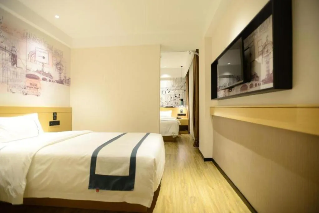 Bed in City Comfort Inn Dandong Railway Station Yalu River Scenic Area