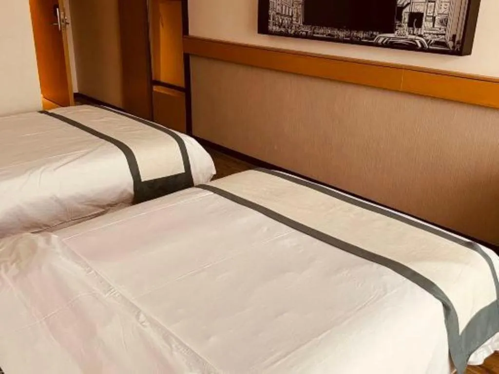 Bed in City Comfort Inn Dandong Railway Station Yalu River Scenic Area