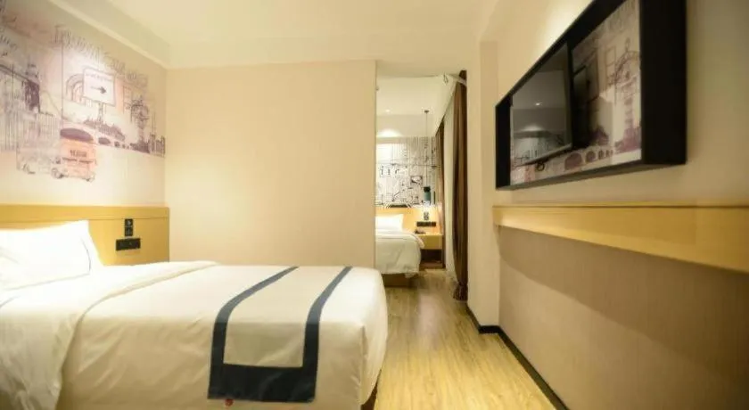 Bed in City Comfort Inn Dandong Railway Station Yalu River Scenic Area