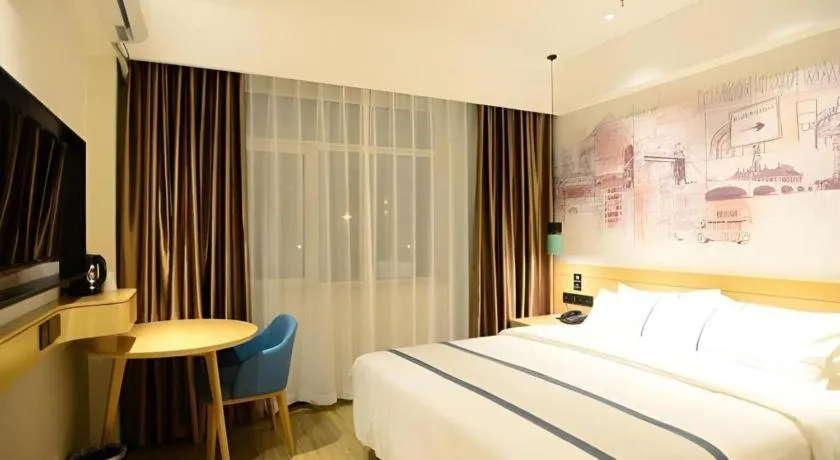 Bed in City Comfort Inn Dandong Railway Station Yalu River Scenic Area