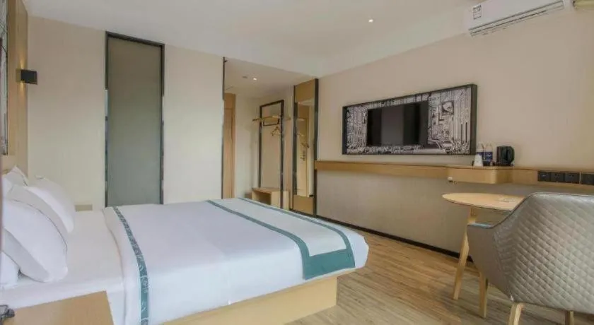 Bed in City Comfort Inn Dandong Railway Station Yalu River Scenic Area