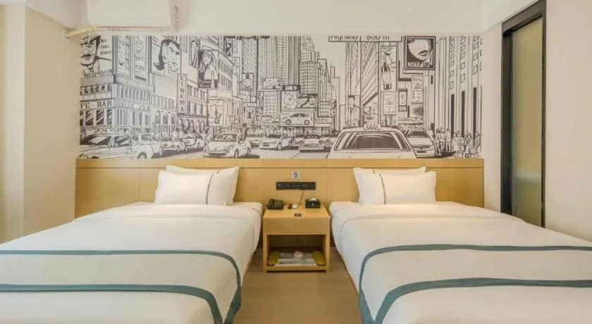 Bed in City Comfort Inn Dandong Railway Station Yalu River Scenic Area