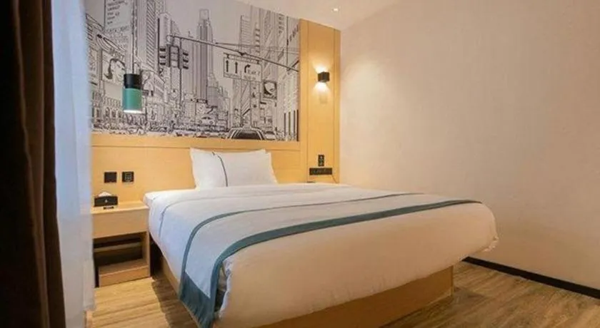 Bed in City Comfort Inn Dandong Railway Station Yalu River Scenic Area