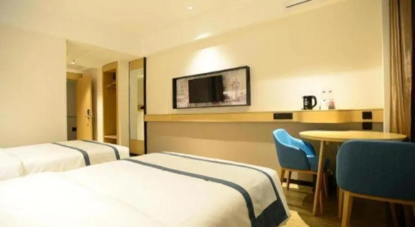 Bed in City Comfort Inn Dandong Railway Station Yalu River Scenic Area