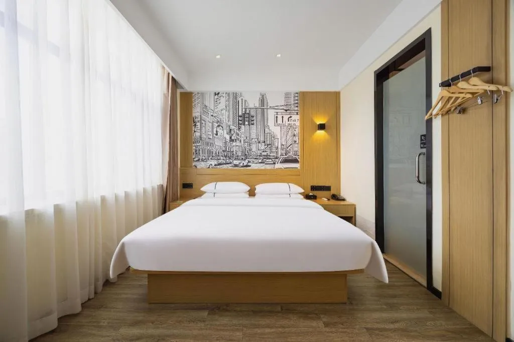 Bed in City Comfort Inn Dandong Railway Station Yalu River Scenic Area