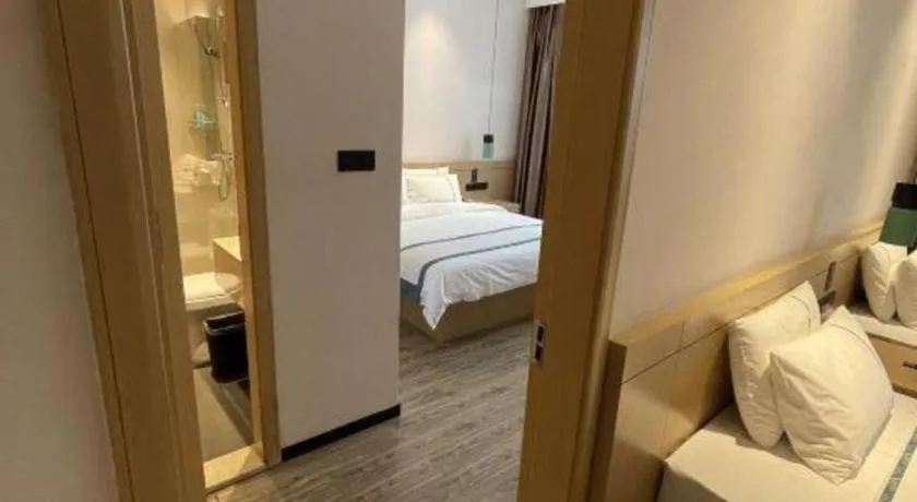 Bed in City Comfort Inn Dandong Railway Station Yalu River Scenic Area