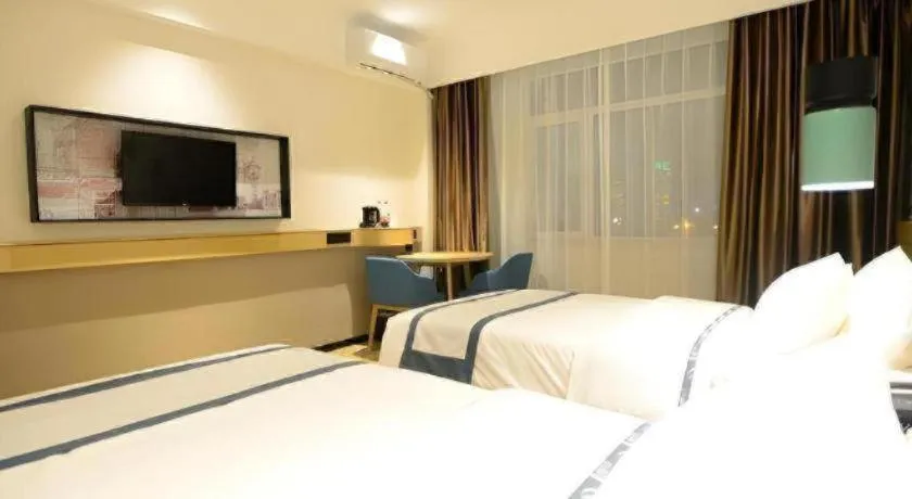 Bed in City Comfort Inn Dandong Railway Station Yalu River Scenic Area