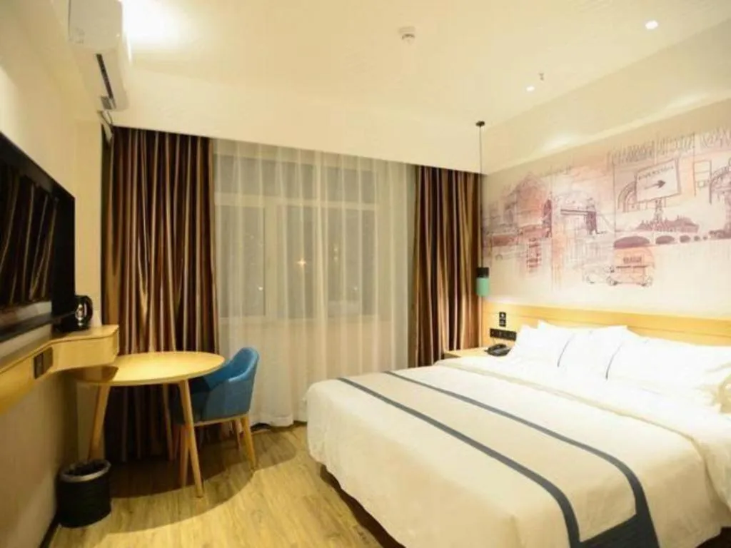 Bed in City Comfort Inn Dandong Railway Station Yalu River Scenic Area