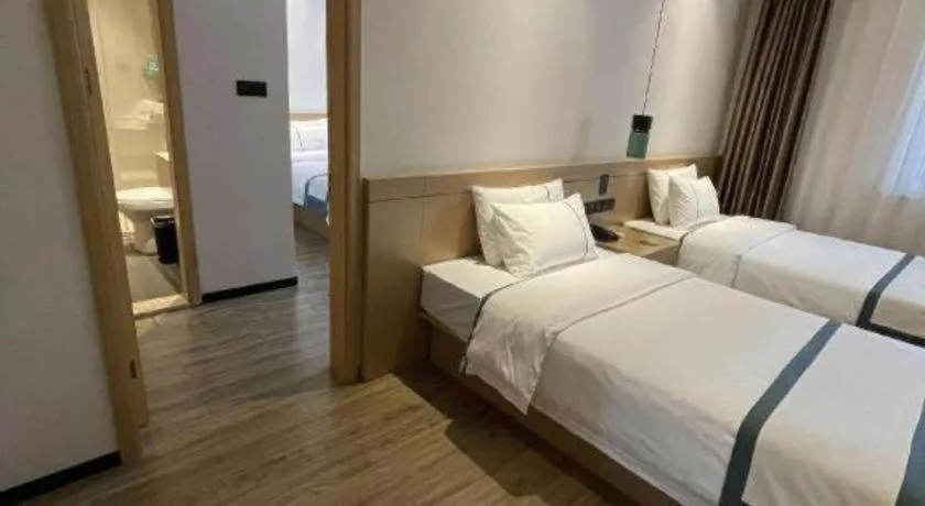 Bed in City Comfort Inn Dandong Railway Station Yalu River Scenic Area