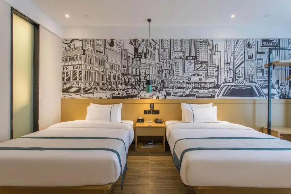 Bed in City Comfort Inn Dandong Railway Station Yalu River Scenic Area