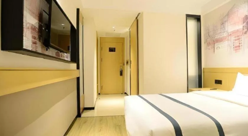 Bed in City Comfort Inn Dandong Railway Station Yalu River Scenic Area