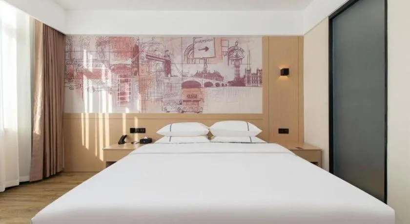 Bed in City Comfort Inn Dandong Railway Station Yalu River Scenic Area