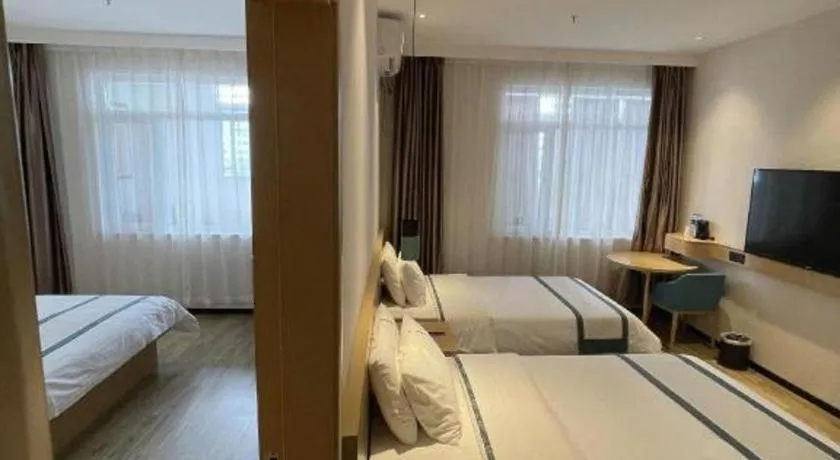 Bed in City Comfort Inn Dandong Railway Station Yalu River Scenic Area