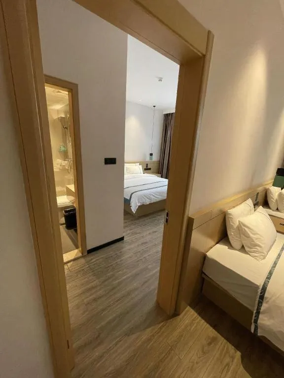 Bed in City Comfort Inn Dandong Railway Station Yalu River Scenic Area