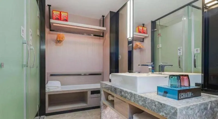 Bed in Echarm Hotel Changsha Wuyi Square Railway Metro Station