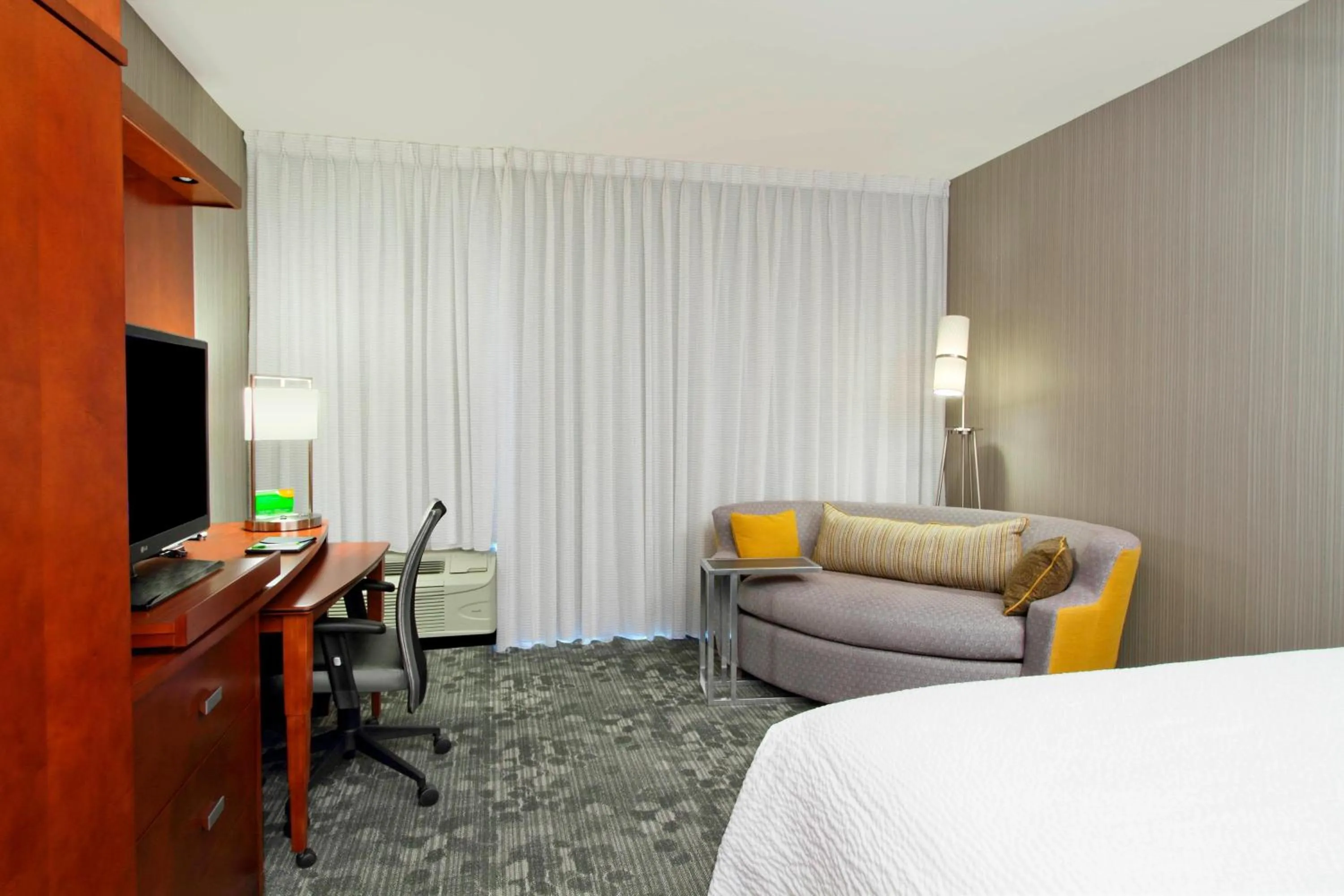 Photo of the whole room, Bed in Courtyard by Marriott Victoria