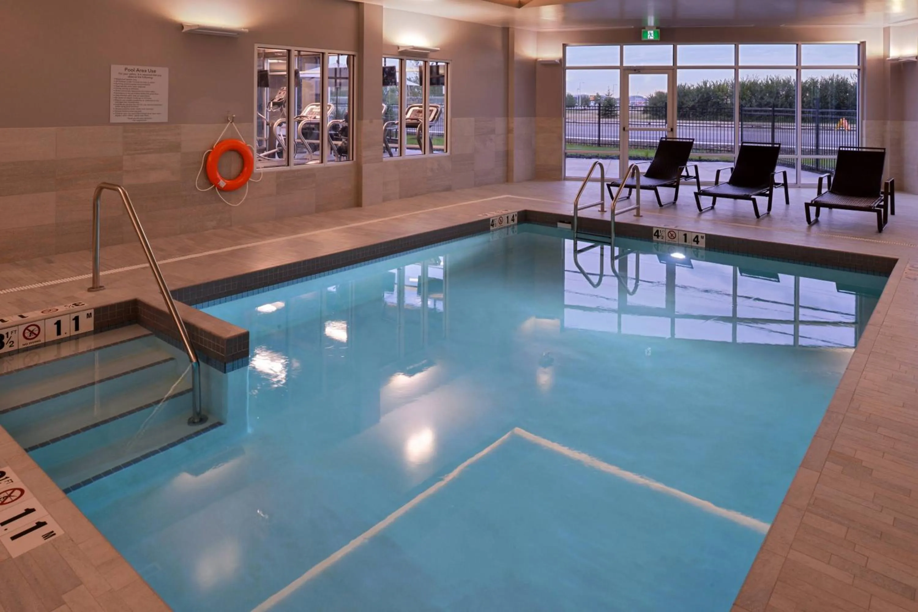 Swimming pool in Courtyard by Marriott Saskatoon Airport
