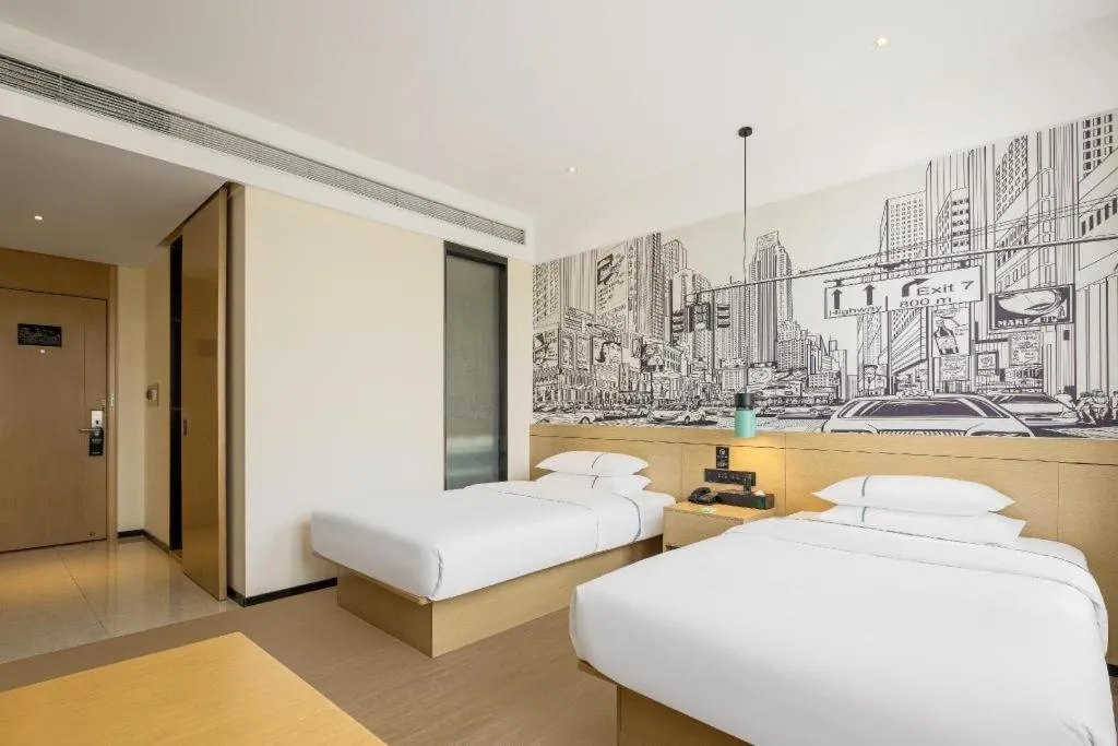 Bed in City Comfort Inn Shiyan High-speed Railway Wanda Plaza