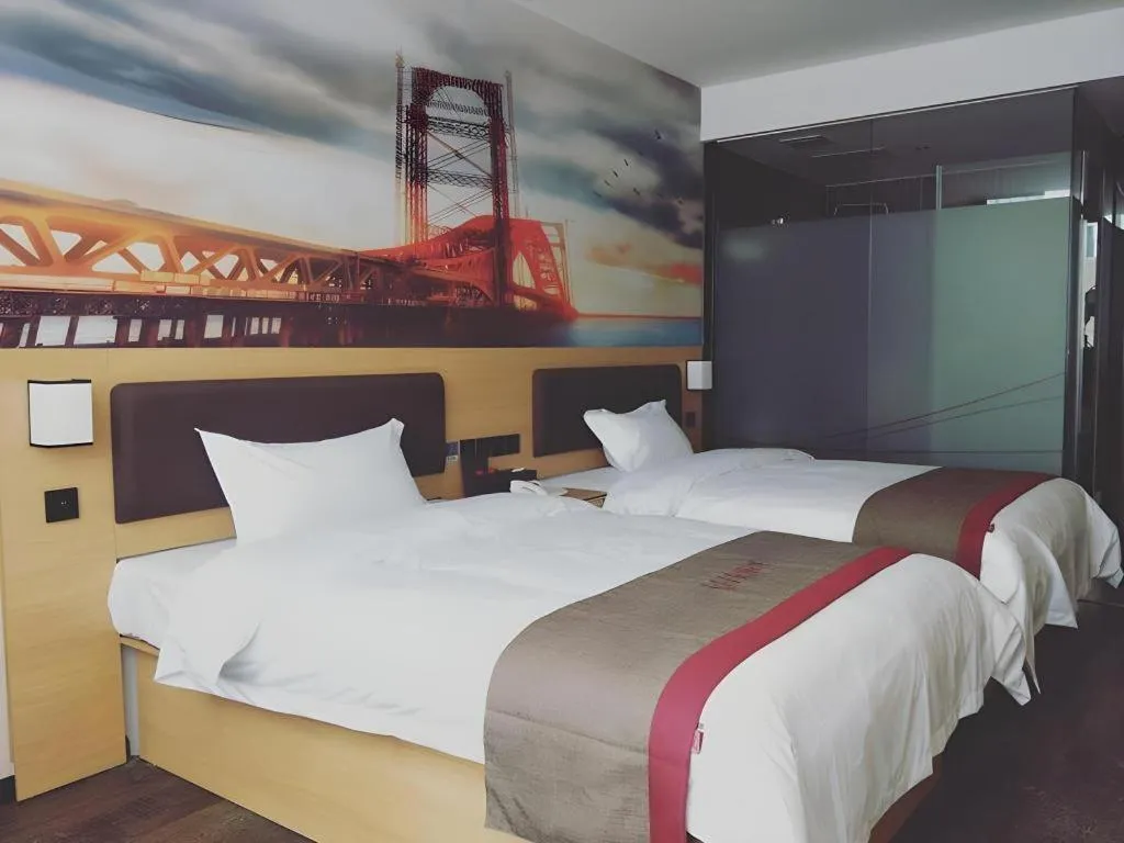 Bed in Thank Inn Plus Hotel Guangdong Yunfu Luoding City Municipal