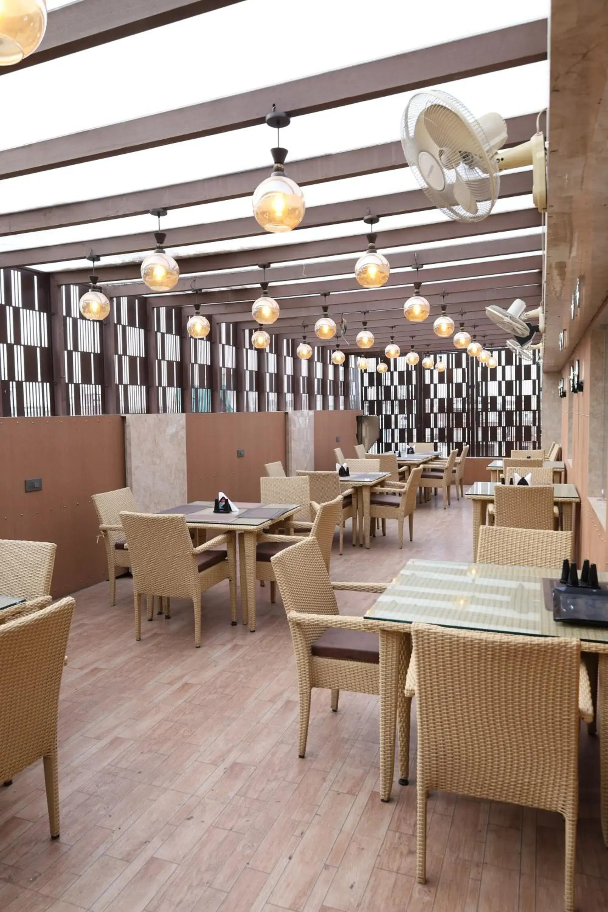 Restaurant/places to eat in HOTEL DEVA INN Restaurant/places to eat in HOTEL DEVA INN