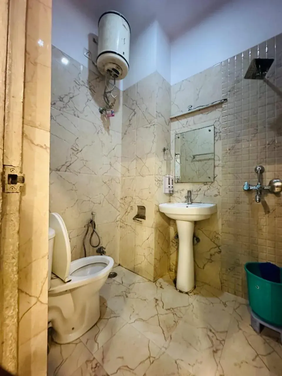 Bathroom in HOTEL DEVA INN Bathroom in HOTEL DEVA INN