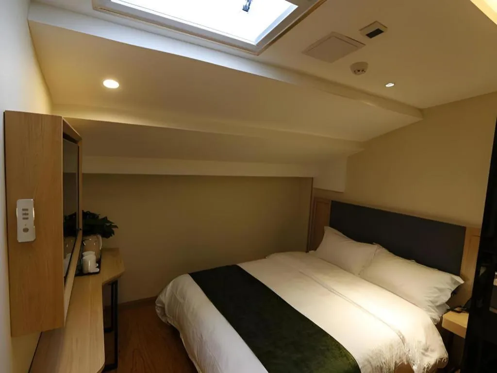 Bed in Green Tree Inn Express Beijing Xicheng District Dazhalan
