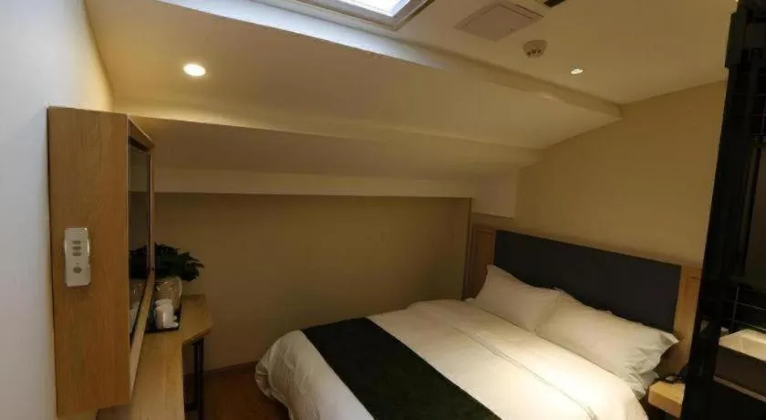 Bed in Green Tree Inn Express Beijing Xicheng District Dazhalan