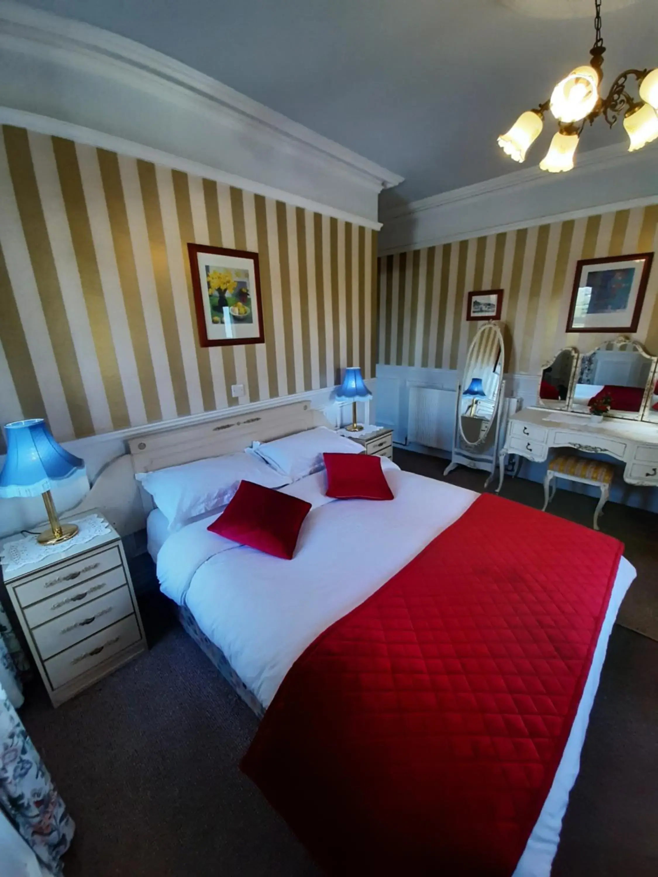 Double Room with Bath in Ardgort Country House Double Room with Bath in Ardgort Country House