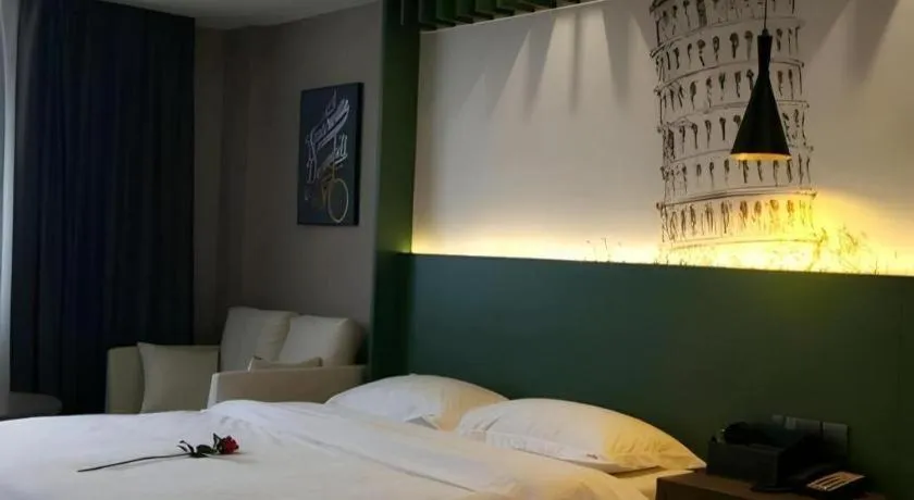 Bed in Shell Hotel Zhengzhou East High-Speed Railway Station Zhengdong Commerical Center