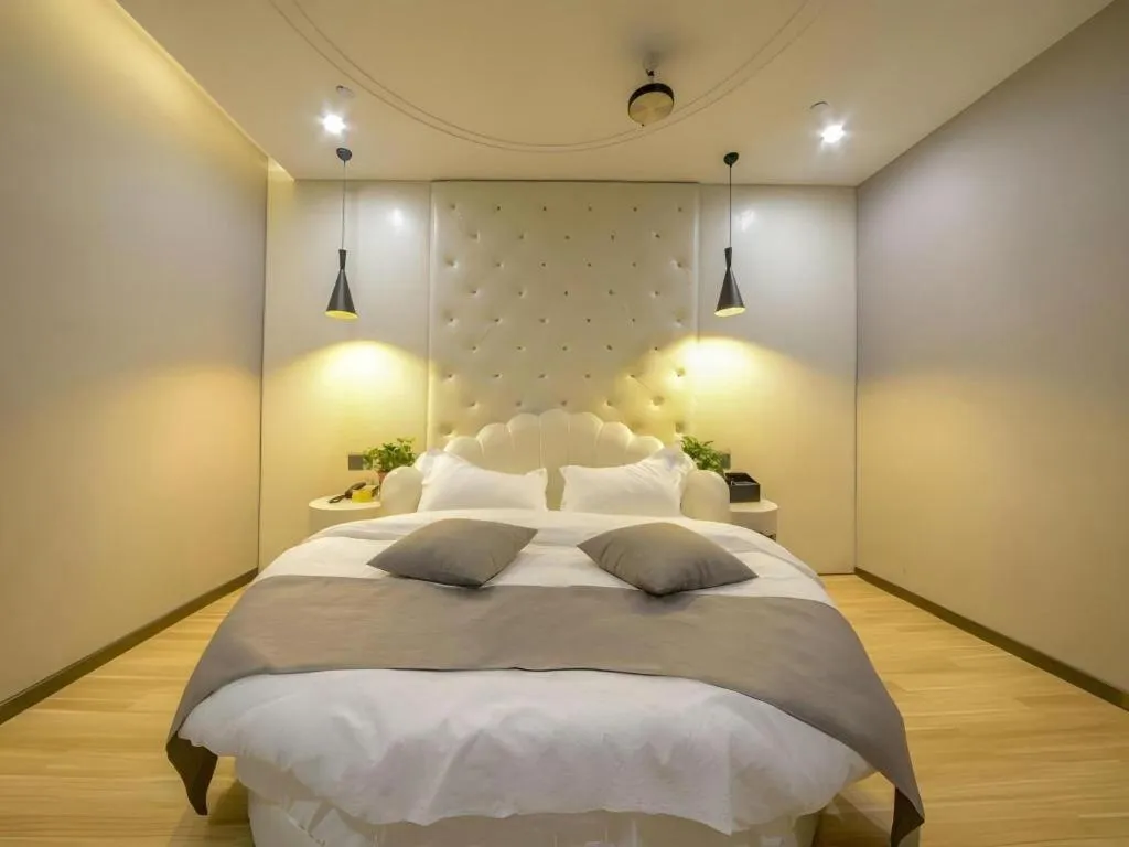 Bed in Shell Hotel Zhengzhou East High-Speed Railway Station Zhengdong Commerical Center