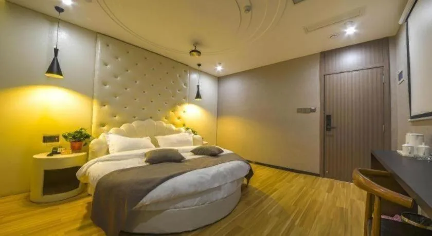 Bed in Shell Hotel Zhengzhou East High-Speed Railway Station Zhengdong Commerical Center