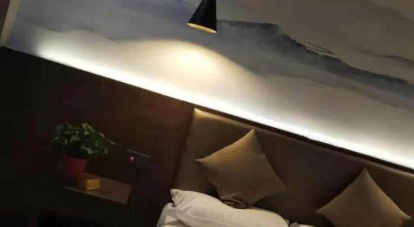 Bed in Shell Hotel Zhengzhou East High-Speed Railway Station Zhengdong Commerical Center