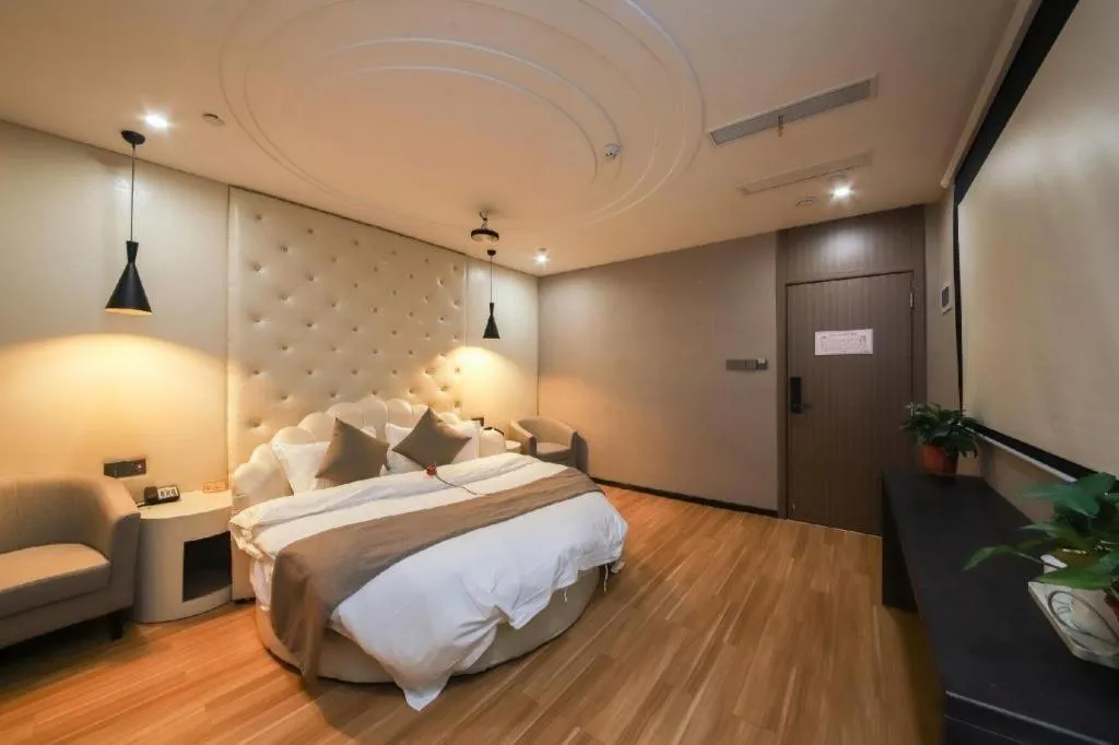 Bed in Shell Hotel Zhengzhou East High-Speed Railway Station Zhengdong Commerical Center