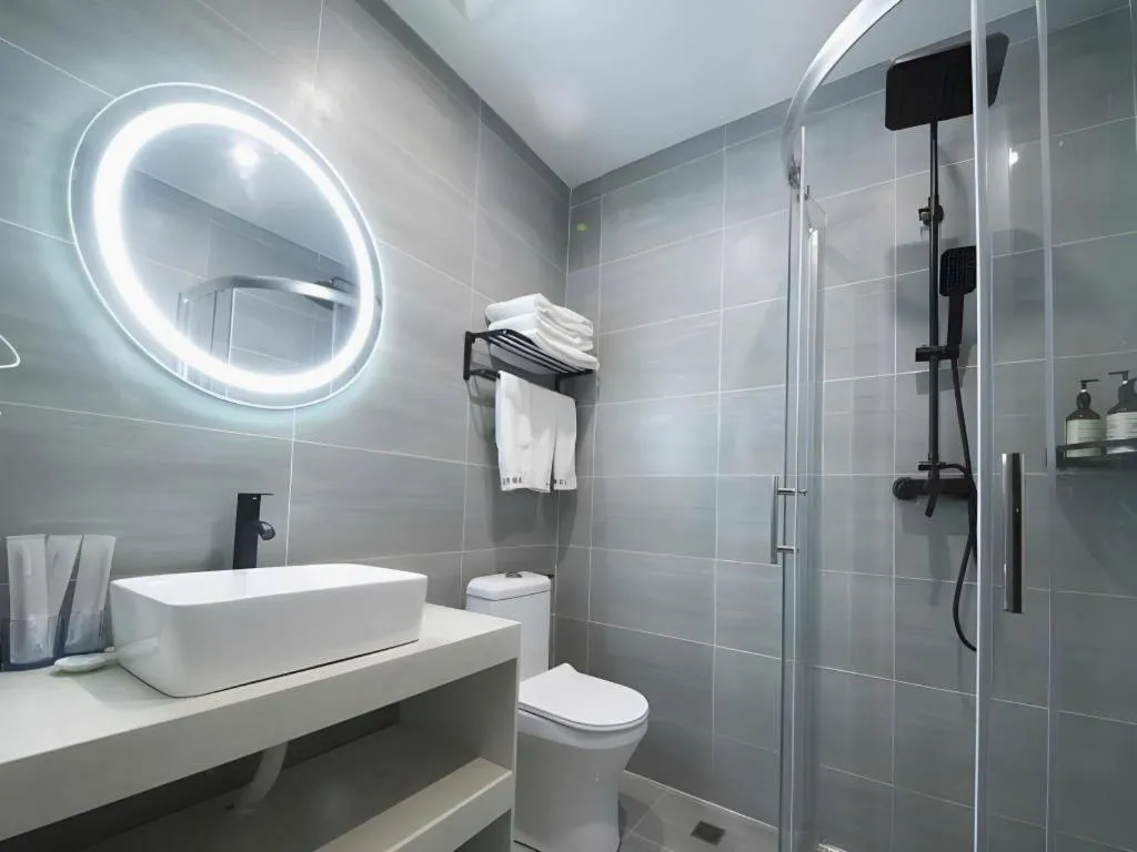 Shell Hotel Zhengzhou East High-Speed Railway Station Zhengdong Commerical Center