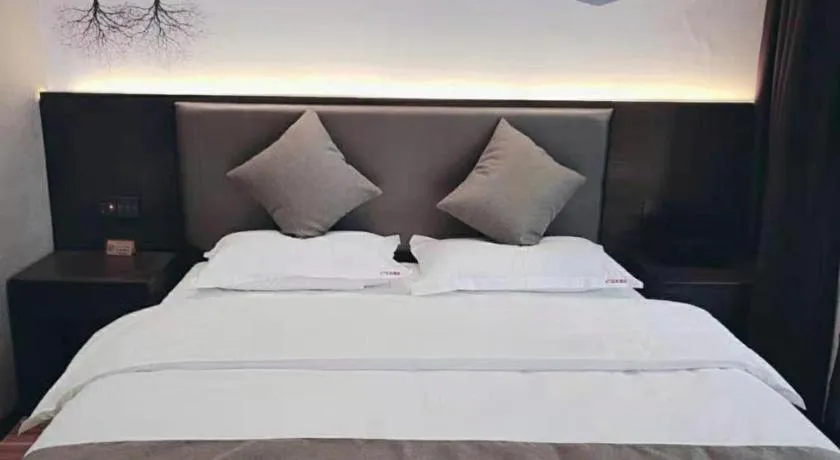 Bed in Shell Hotel Zhengzhou East High-Speed Railway Station Zhengdong Commerical Center