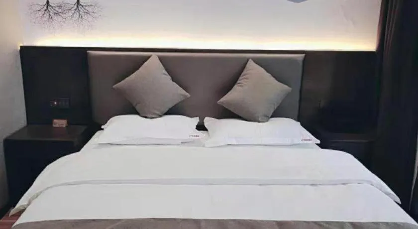 Bed in Shell Hotel Zhengzhou East High-Speed Railway Station Zhengdong Commerical Center