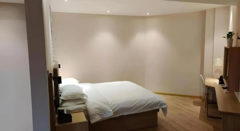 Bed in GreenTree Inn Hubei Yangxin County Lianhua Lake Mingyue Bay