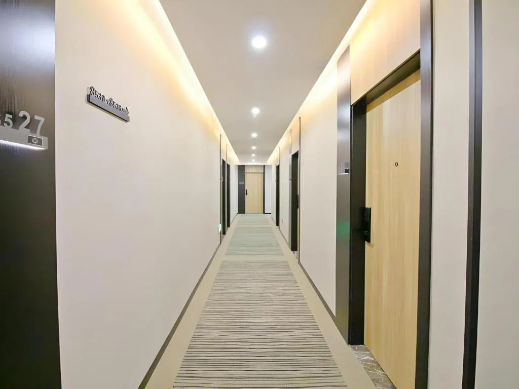 GreenTree Inn Express Zhangjiagang Hexing Town Shazhou Professional Institue of Technology