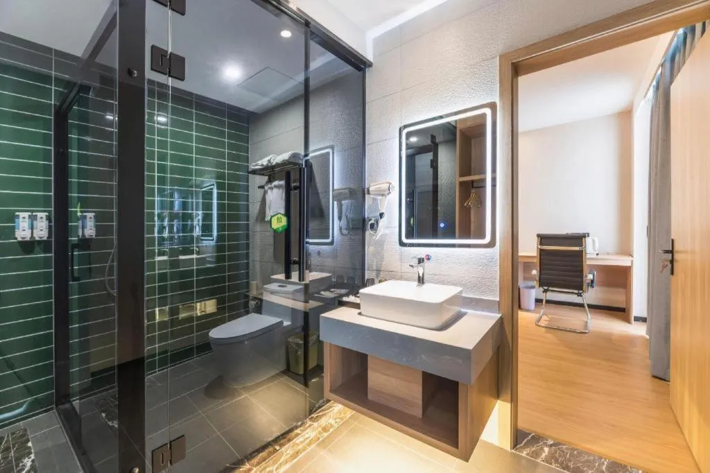 GreenTree Inn Express Zhangjiagang Hexing Town Shazhou Professional Institue of Technology