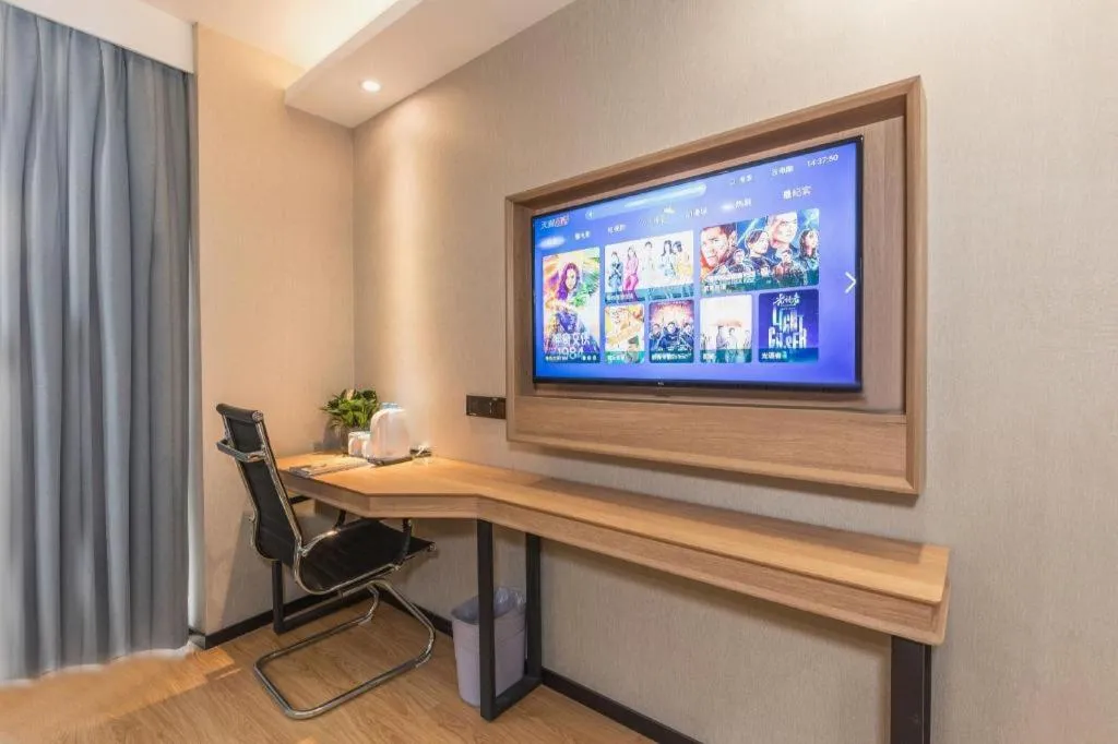 GreenTree Inn Express Zhangjiagang Hexing Town Shazhou Professional Institue of Technology